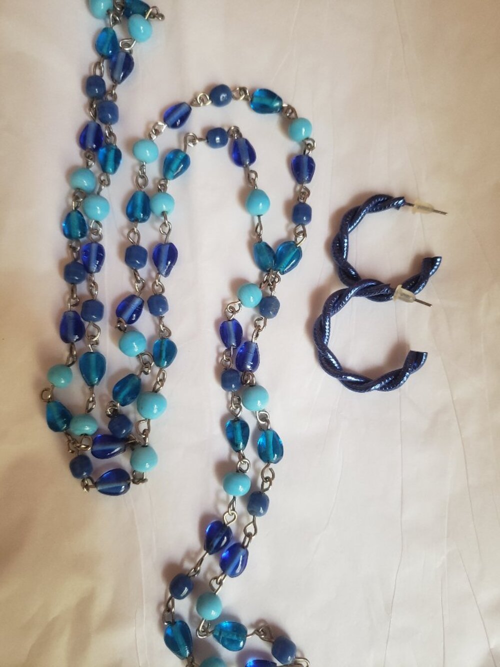 Colorful Necklace of different shades Black/blue earrings.